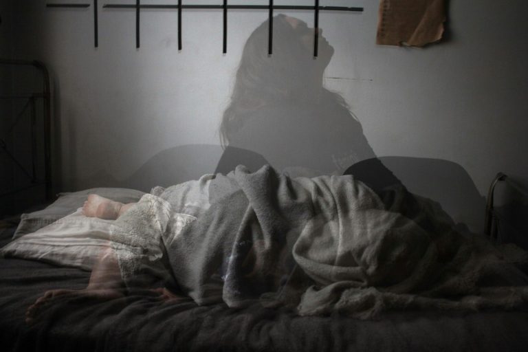 Розлад поведінки у REM-сні: активні рухи під час сновидінь і захист від травм